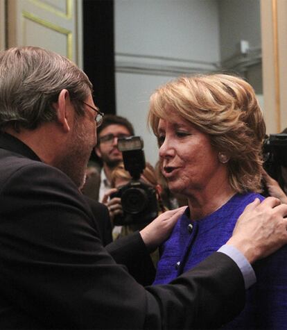 Esperanza Aguirre habla con Jaime Lissavetzky en el acto.