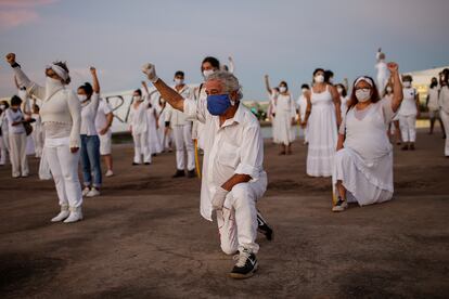 Un grupo de artistas se arrodilla en Brasilia el 8 de junio por las víctimas de la covid-19.