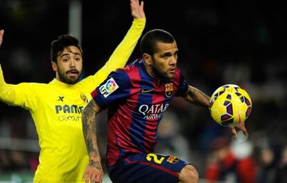 Alba en una acción con Costa.