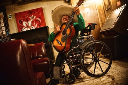 Originario de Oaxaca, Onésimo Martínez Cruz, de 58 años, lleva más de dos décadas en Ciudad Juárez. Con una guitarra siempre en la espalda, recorre las calles del centro de la ciudad. Una silla de ruedas es su medio de transporte desde hace casi cuatro años. Una noche de 2013, al terminar "una tocada", viajaba en la camioneta con otros mariachis, cuando el vehículo en el que viajaban fue impactado en una persecución de grupos armados. Fueron internados en un hospital y le operaron tres veces. Onésimo no volvió a caminar nunca más.