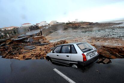 Vista de los destrozos registrados en una carretera de L'Aguillon sur Mer, en la costa oesta francesa.