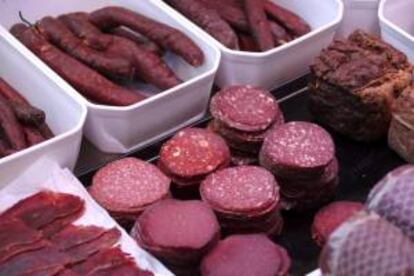 Embutido de carne de caballo es puesto a la venta en una carnicería de carne de caballo en Múnich (Alemania). EFE/ Stephan Jansen