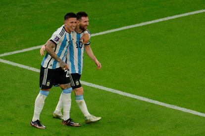 Enzo Fernández celebra con Leo Messi su gol a México.