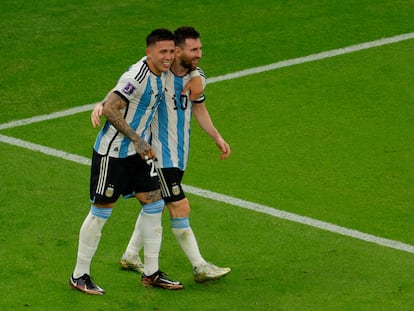 Enzo Fernández celebra con Leo Messi su gol a México.