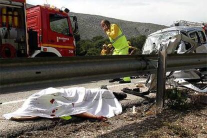 Uno de los muertos en el accidente de Calpe aparece tapado en la cuneta.