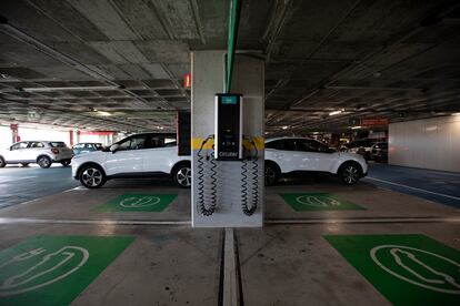 Flota de coches eléctricos de una compañía de alquiler en Palma de Mallorca.