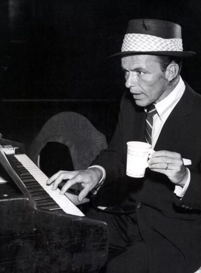EL 'CROONER'. Sentado al piano, Sinatra, el gran intérprete popular del siglo XX.