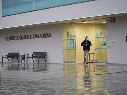 Entrada del centro de salud de San Adrián (Navarra), este viernes.