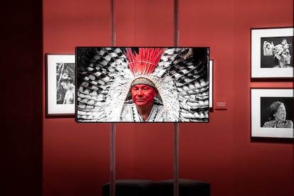 Salgado documentó a través de la fotografía los grandes desafíos contemporáneos, como la protección del medio ambiente, las migraciones o el trabajo. En la imagen, una exposición del fotógrafo en Italia.