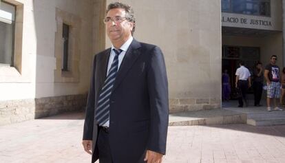 El empresario Enrique Ortiz a la puerta del juzgado de Alicante.