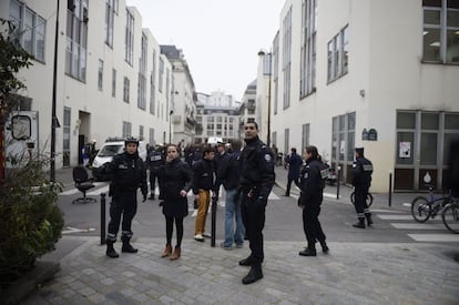 Fuerzas policiales frente a las oficinas del periódico satírico francés Charlie Hebdo, después de que varios hombres armados irrumpieran en las oficinas dejando al menos 11 muertos.