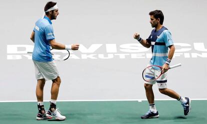 Leonardo Mayer (i) y Máximo González (d), durante su partido de dobles ante Chile.