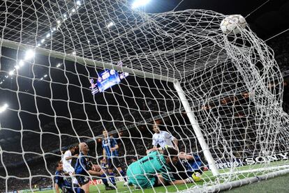 El camerunés Joel Matip puso la igualada tras el gol de Stankovic.