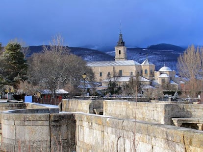 Puente del Perdón y, al fondo, el monasterio de El Paular, junto al pueblo de Rascafría (Madrid).