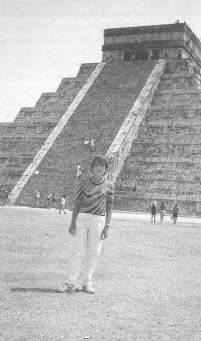 Rocío nació el 21 de agosto de 1956 en el municipio de Teapa, en el Estado de Tabasco. Jaime Avilés escribió una columna sobre ella: “Nació en un pueblo del sureste, a los pies de unas montañas redondas, como bolas de algodón de azúcar, cerca de una comunidad indígena llamada Noipac, que en náhuatl significa “hueso de rata”.