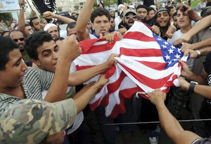 Unos manifestantes rompen una bandera estadounidense durante una concentraci&oacute;n frente a la Embajada de Estados Unidos en T&uacute;nez (T&uacute;nez).