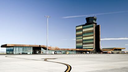 Aeropuerto de Lleida, un derroche de colores verdosos y pardos en un edificio-manto que se confunde con los campos de labor circundantes. Obra de b720 Fermín Vázquez Arquitectos.