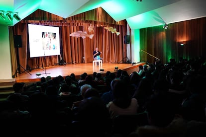 Sidarta Ribeiro habla a los asistentes de su conferencia.