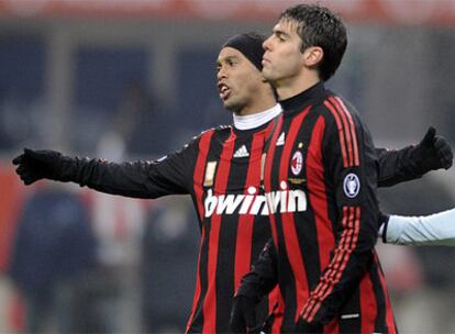 El brasileño, junto a Kaká, durante un partido