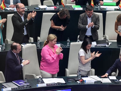 La bancada popular aplaude la intervención del alcalde, José Luis Martínez-Almeida, en el debate sobre el estado de la ciudad de Madrid, este martes.