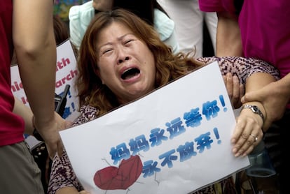 Protesta de los familiares de las víctimas del vuelo MH 370 de Malaysia Airlines desaparecido en marzo de 2015 ante la embajada de Malasia en Pekín, China.