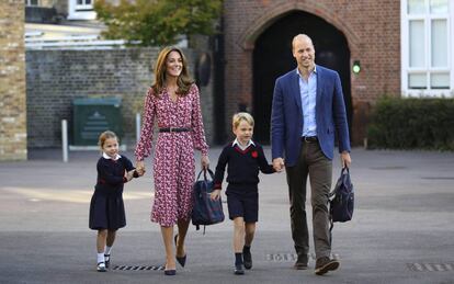 Jorge y Carlota de Cambridge, con sus padres, Kate y Guillermo, en el primer día de colegio de la niña.