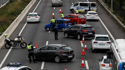 Control policial en la A-3, en Madrid, en abril de 2020, durante el primer estado de alarma.