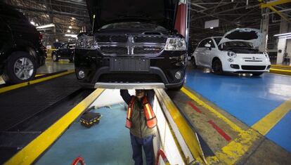 Un operario en una planta de Chrysler en Toluca (México)