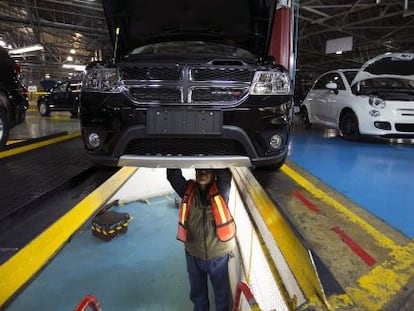 Un operario en una planta de Chrysler en Toluca (M&eacute;xico)