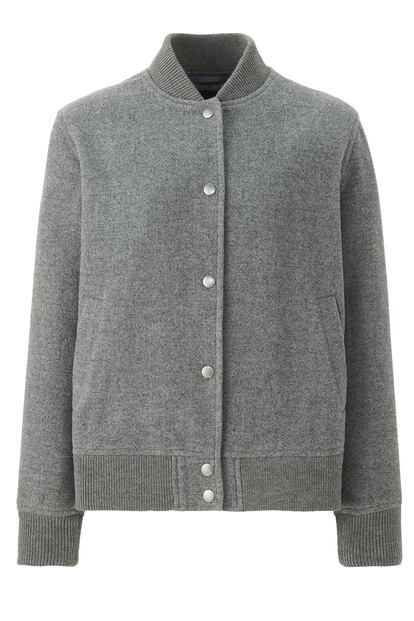 Una bomber como esta de Uniqlo combina con todo. Costaba 69,90 y ahora se queda en 39,90 euros.