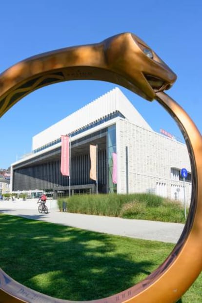 La escultura 'Ring of the Nibelungen' frente al Musiktheater.