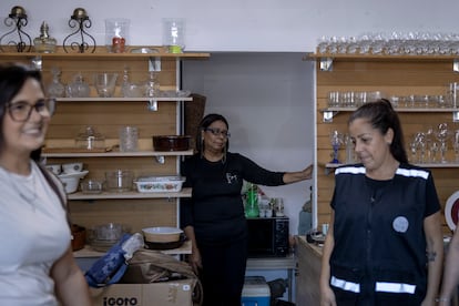 El equipo de Soluciono por ti, en su tienda en Guatire. 
