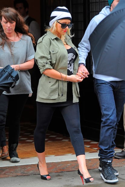 Combinar leggins cortos con tacones no es símbolo de elegancia. Cristina Aguilera no aprueba con este look.