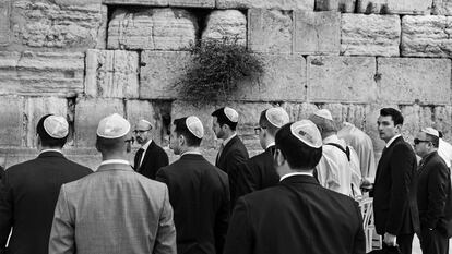Visitantes junto al Muro de las Lamentaciones, uno de los grandes lugares sagrados del judaísmo