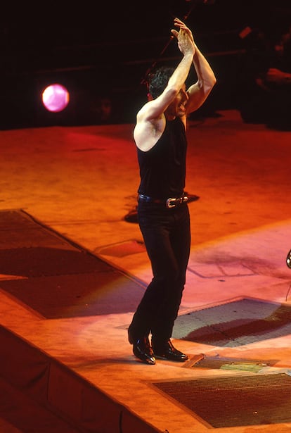 En 1988, durante una actuación en Los Angeles, El Jefe demostró que no tiene que envidiar a ningún bailaor. Este 'look' con chaleco negro y botas de vaquero tiene claras reminiscencias flamencas.
