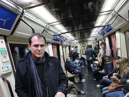 Ismael Serrano, en el metro de Madrid.