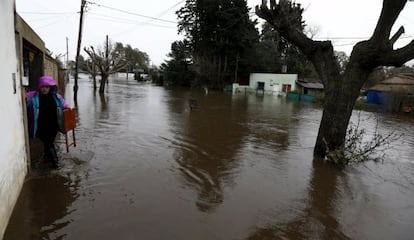 Una mujer en la puerta de su casa en Luján, Argentina.