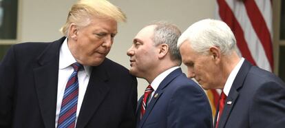 El presidente de EE UU, Donald Trump, junto al gobernador de Louisiana, el republicano Steve Scalise of Louisiana y el vicepresidente Mike Pence.
