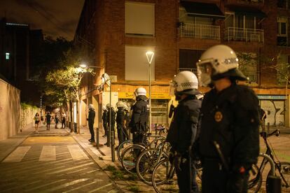 Agentes de la Guardia Urbana de Barcelona mantienen su formación para controlar aglomeraciones durante las fiestas del barrio de Gràcia.