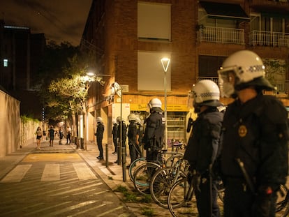 Agentes de la Guardia Urbana de Barcelona mantienen su formación para controlar aglomeraciones durante las fiestas del barrio de Gràcia.