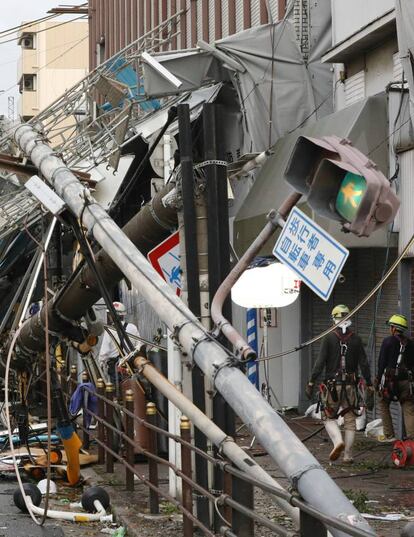 Danos materiais causados pelas fortes rajadas de vento do tufão Jebi, em Osaka (Japão).