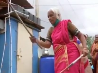 La acróbata india de 85 años que se ha hecho popular y gana 50 céntimos diarios