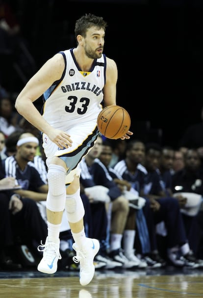 Marc Gasol conduce el balón durante el partido ante Minnesota.