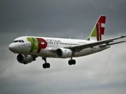 Un avión de la aerolínea portuguesa TAP se prepara para aterrizar en el aeropuerto Portela, Portugal. EFE/Archivo