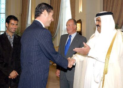 Fernando Hierro y Josep Guardiola saludan al Emir Hamad bin Jalifa Al-Thani en presencia de don Juan Carlos.