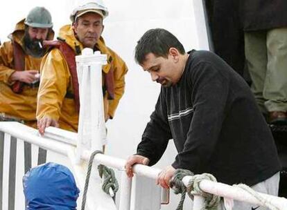 Uno de los marineros del pesquero <i>Cordero</i> llega al puerto de A Coruña a bordo del <i>Plaia de Esteiro.</i>