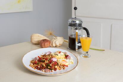 Plato de migas con chorizo y pimientos. Café y zumo. 