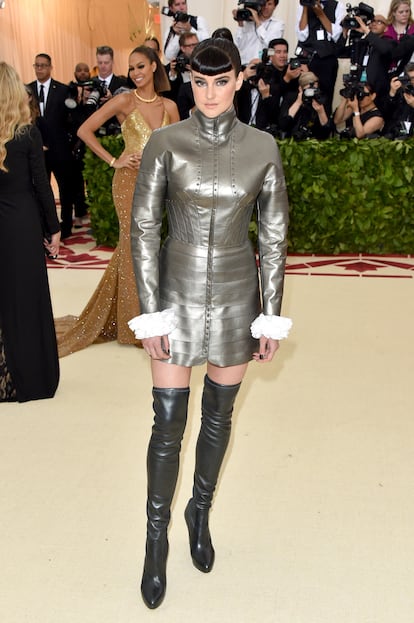 Shailene Woodley ataviada con una especie de minivestido gris al más puro estilo centurión romano de Ralph Lauren.