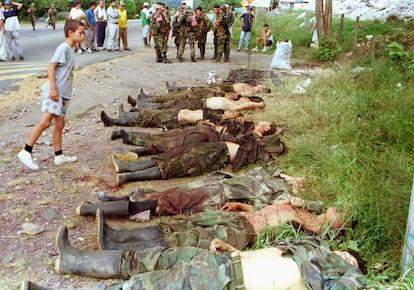 Un niño contempla los cadáveres de algunos de los guerrilleros de las FARC muertos en una ofensiva del Ejército colombiano contra la guerrilla, entre la poblaciones de Guayabetal y Pipiral en enero de 2000.