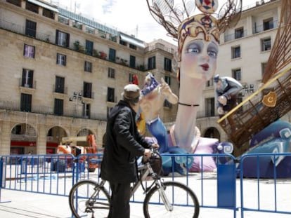 La hoguera oficial ya luce en la plaza del Ayuntamiento